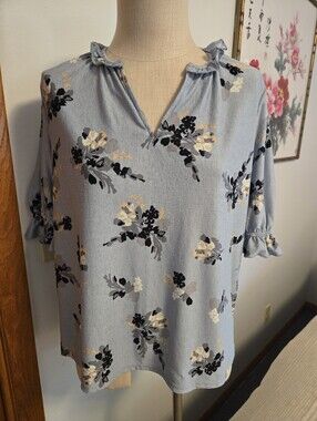 MELLODAY Light Blue Floral Ruffle Neck Women’s Top. Size Large.